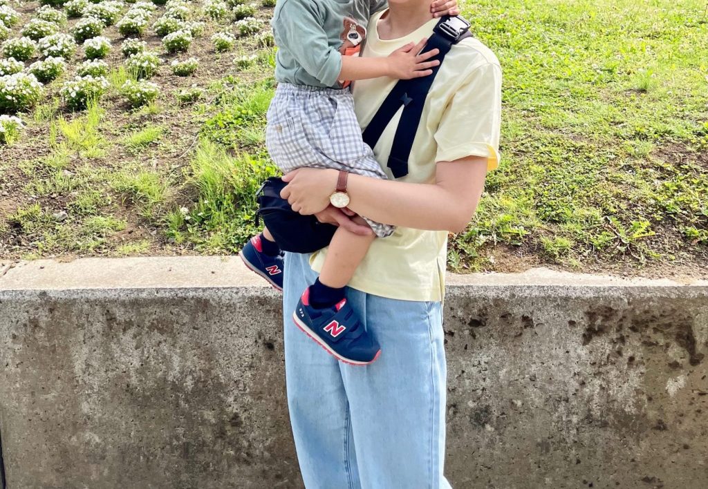 ボーンブーンを使って息子を抱っこする旅先での一枚。