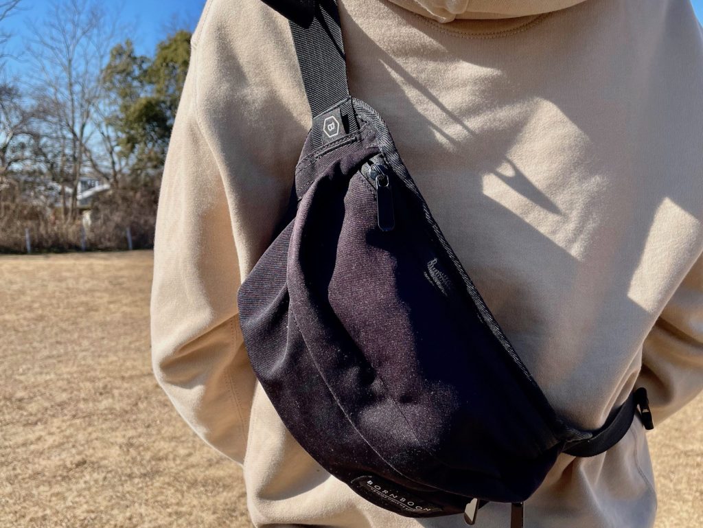 ボーンブーンを背負っているわたしの後ろ姿の写真。