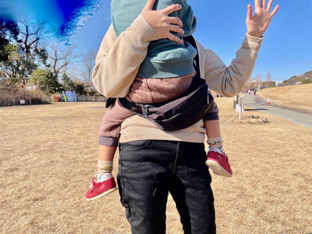 ボーンブーンで、子供を片手で支えながら抱っこしている写真。