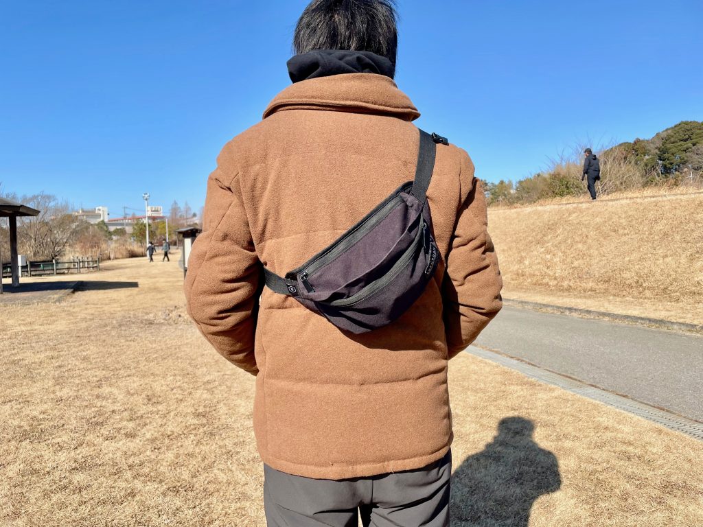 ボーンブーンを背負う夫の写真。