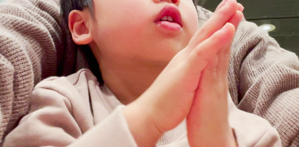 息子が手拍子している写真。