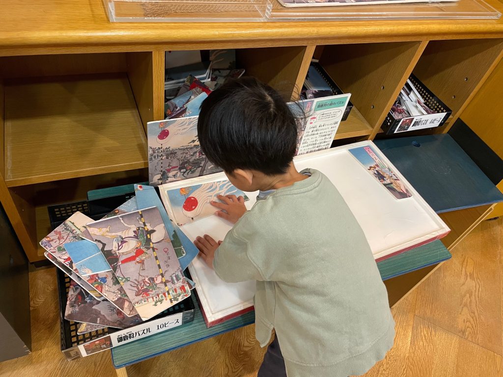 松戸市立博物館の「プレイルーム」でパズルに挑戦する息子の写真