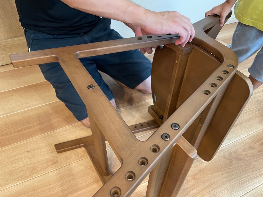 夫がISSEIKIキッズチェアを組み立てている様子。