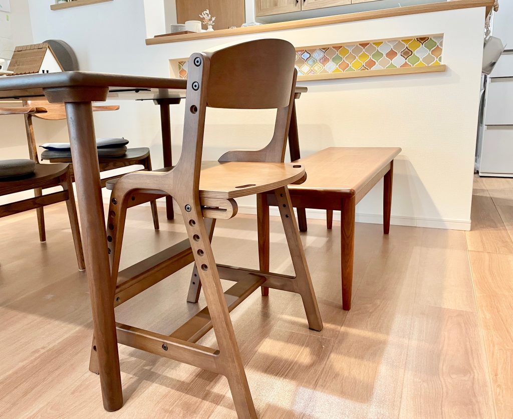 わが家のダイニングにISSEIKIのキッズチェアが置いてある写真。