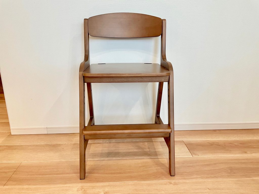 ISSEIKIのキッズチェアを正面から見た写真。