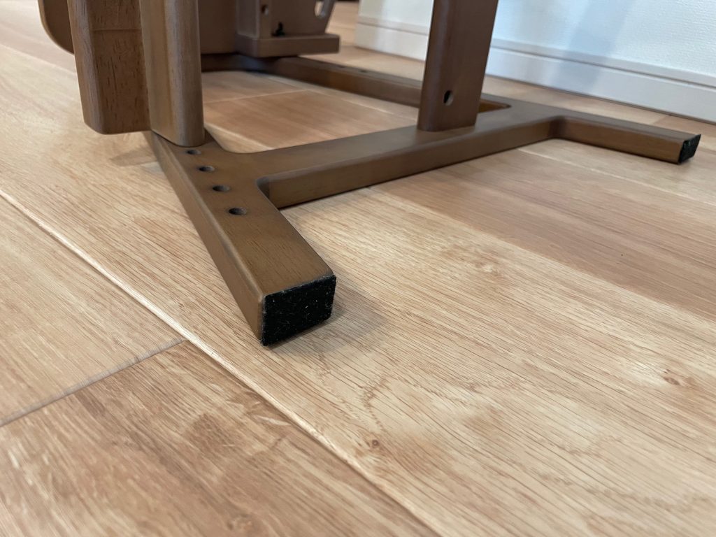 ISSEIKIのキッズチェアの足裏にフェルトシートが貼ってある写真。