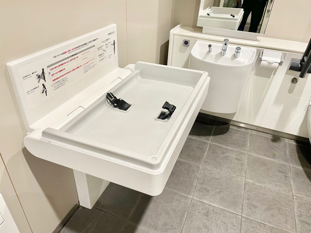 スカイタウン成田1階の多目的トイレ内オムツ台の写真