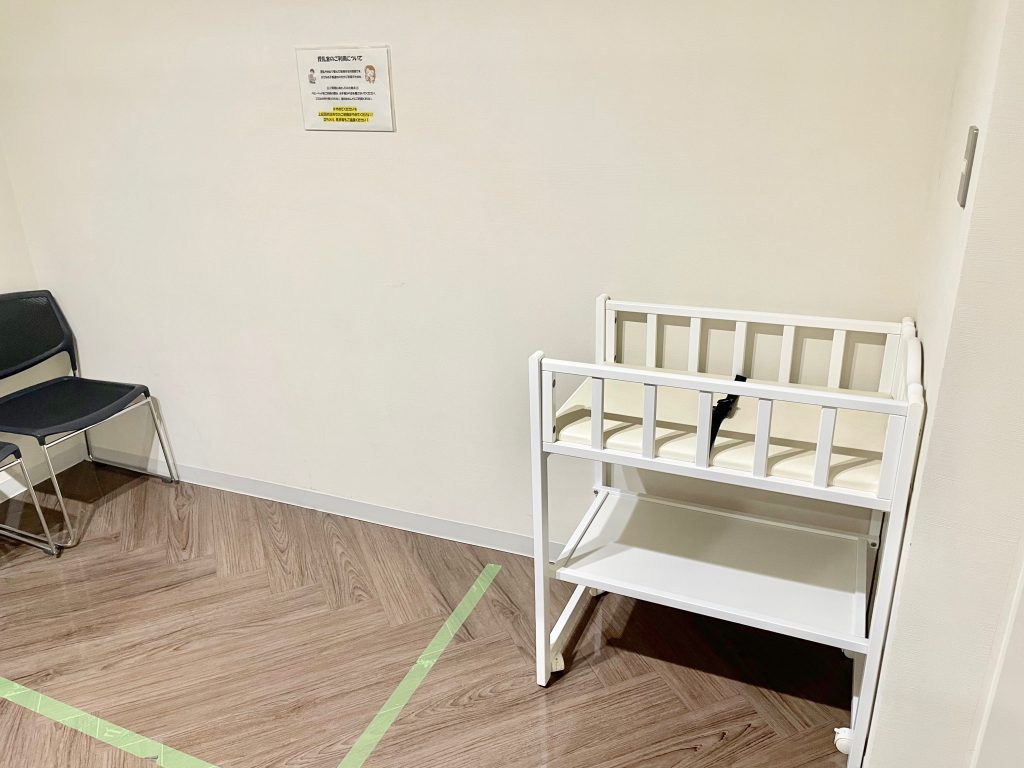 スカイタウン成田4F授乳室内ベッド、いすの写真