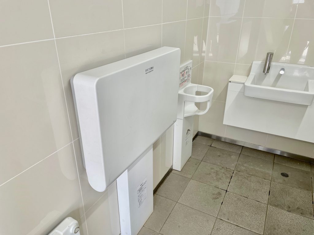 大本堂左手のある多目的トイレ内のオムツ台の写真