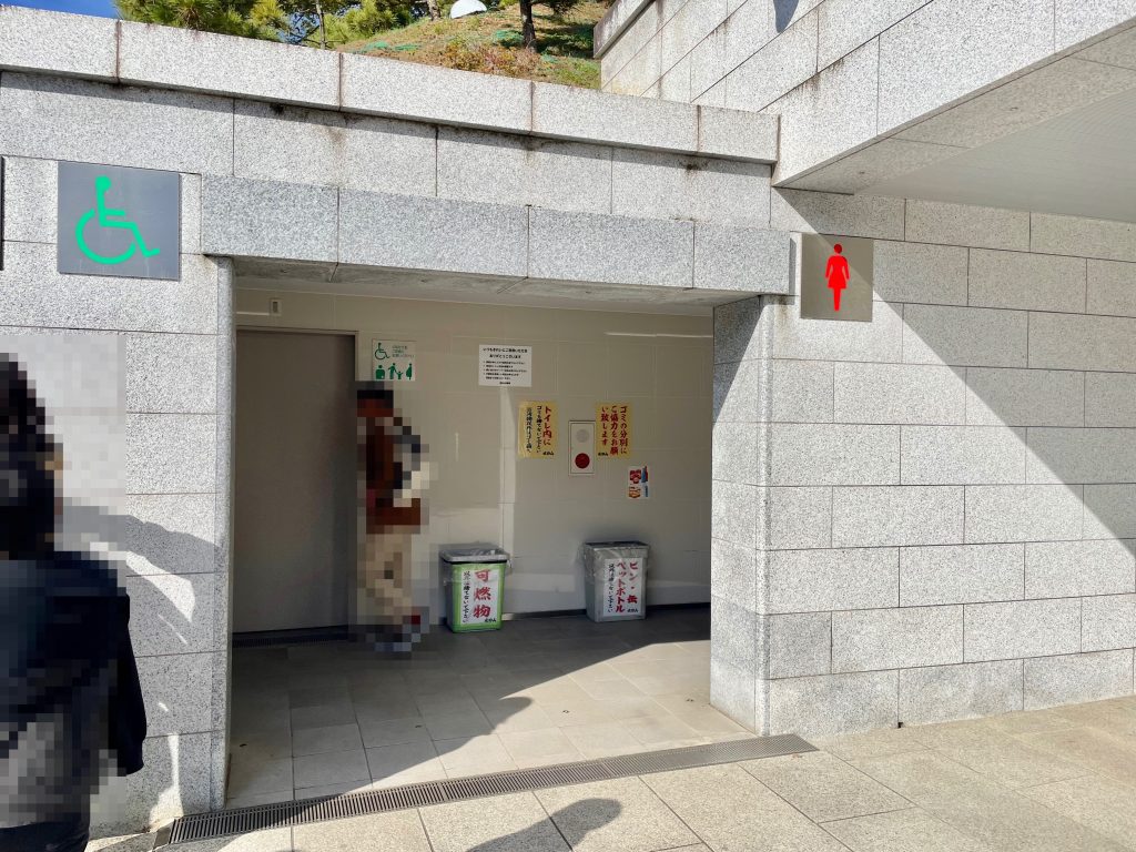 大本堂左手にあるトイレの写真