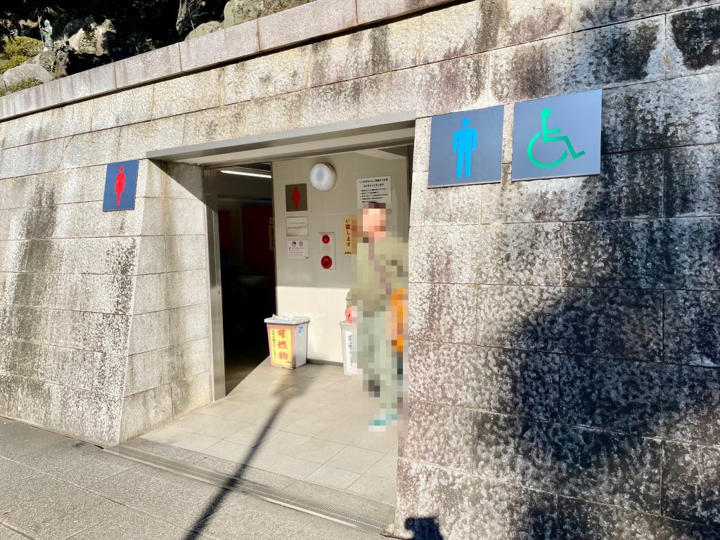 大本堂右手(成田山公園の出口)トイレを外から撮った写真