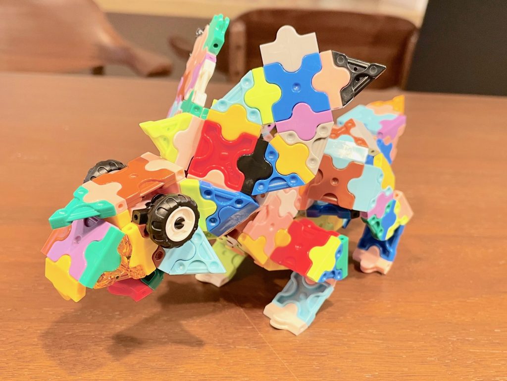 ラキューでつくったパキリノサウルスの写真