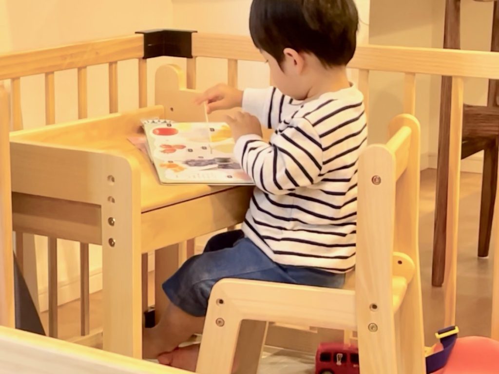 大和屋ノスタのキッズデスク に座っている息子1歳半の写真