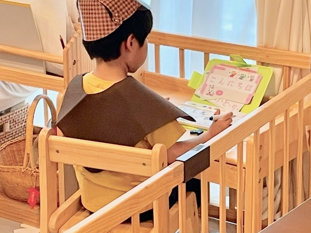 大和屋ノスタのキッズデスク に座っている息子3歳半の写真