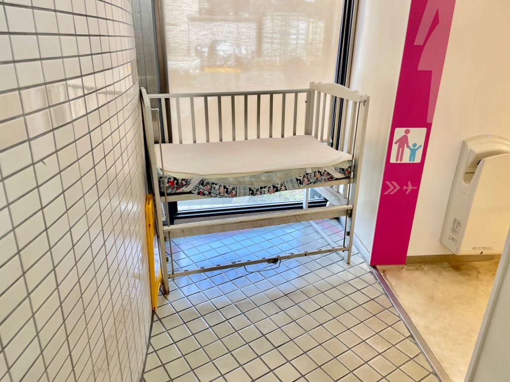 航空科学博物館、本館1Fトイレ前のオムツ台の写真