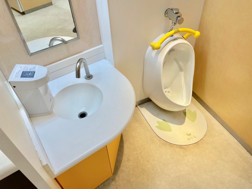 成田航空科学博物館、女子トイレ内にある男の子用小便器の写真