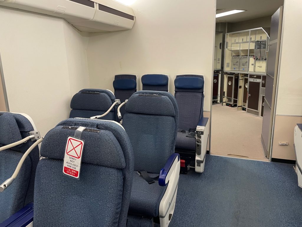 飛行機内の展示。
実際にはいれます。