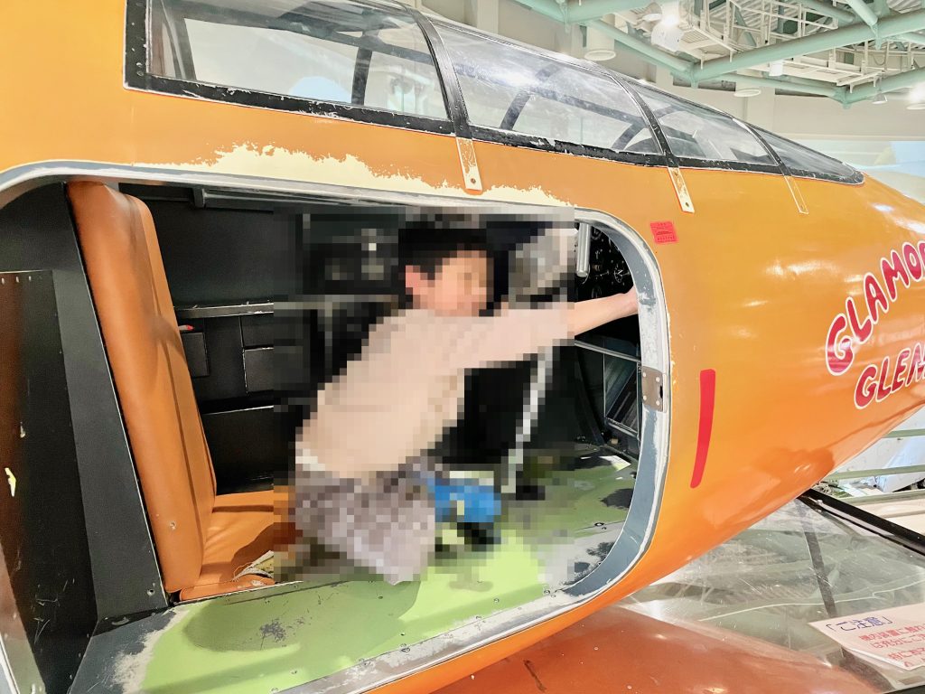 XS-1の操縦席に乗る息子の写真
