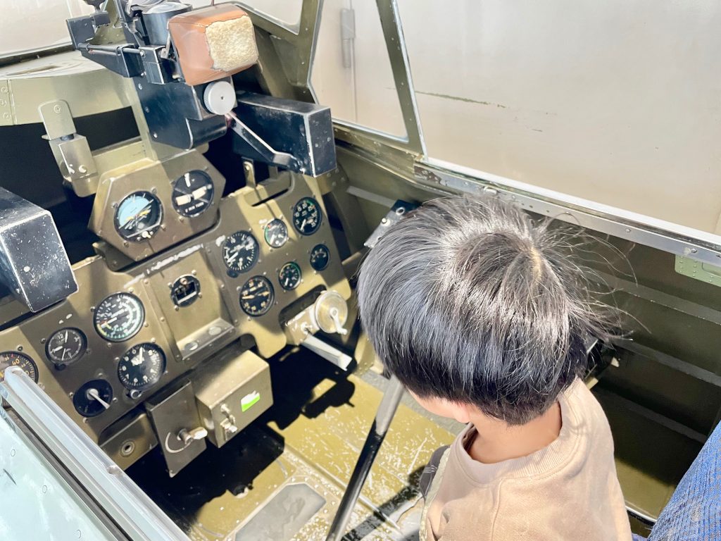 零戦(レイセン)の操縦席に乗る息子の写真