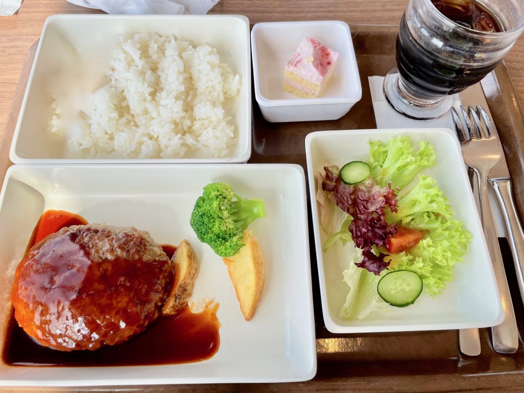 展望レストラン「バルーン」の機内食風ランチBの写真。
サラダ＋ハンンバーグに、のみものとプチデザートつき。