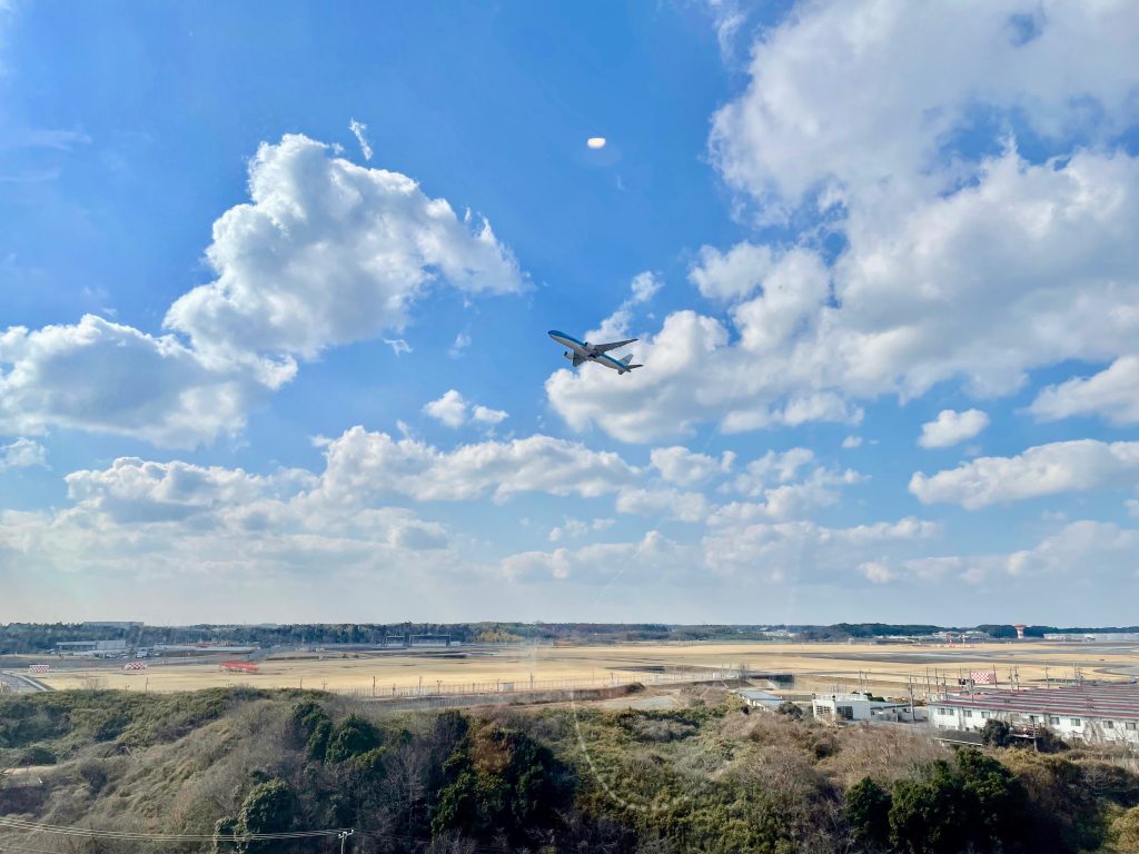 展望レストランから見える空港の写真。飛行機が離陸している。