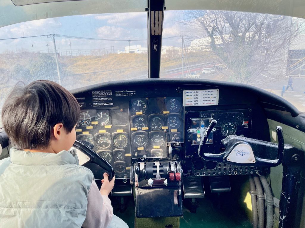 「エアロコマンダー680」に乗る息子の写真