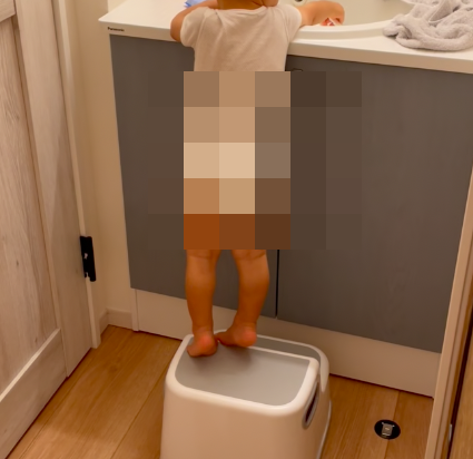 PULUSiiNEキッズステップに乗ってみずから手を洗う息子の写真