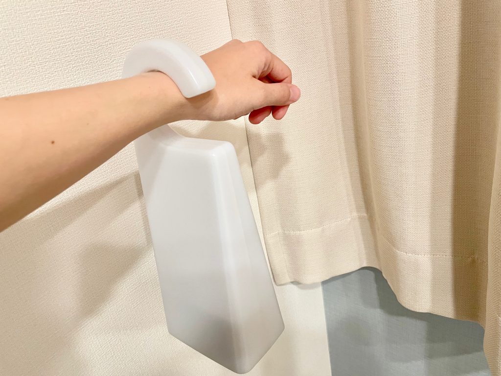 無印の授乳ライトを腕にひっかけている写真