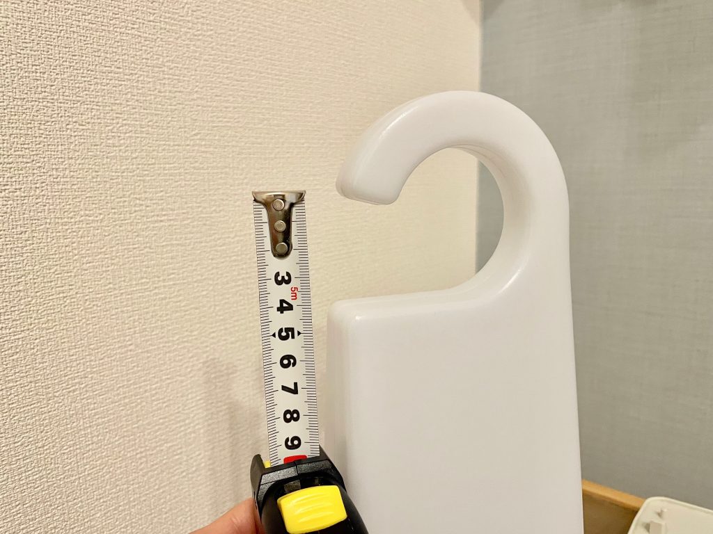 無印授乳ライトの持ち手の空いている部分の長さをはかってる写真