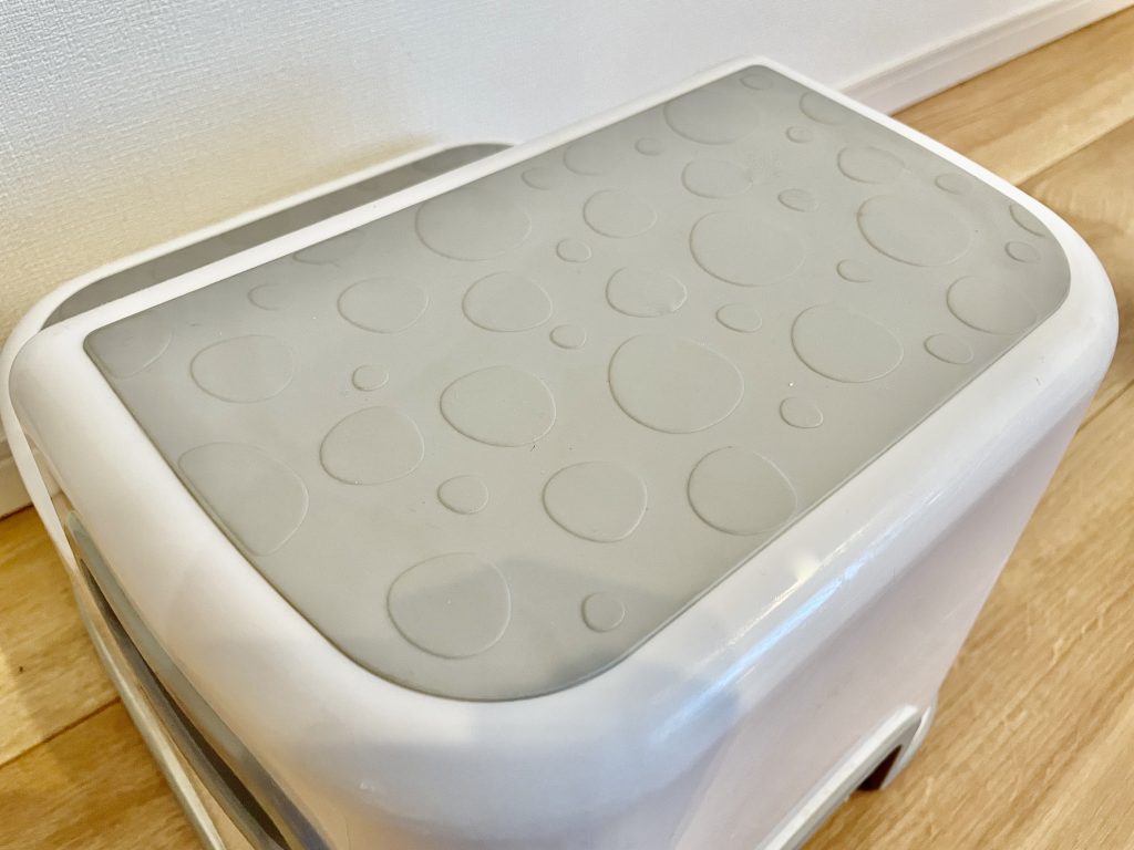 PLUSiiNEキッズステップの天板の滑り止めの写真