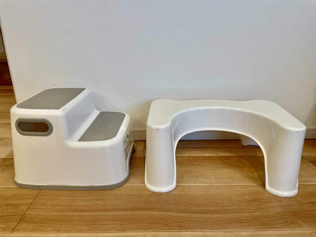 手洗い用踏み台PLUSiiNEキッズステップと、トイトレ用踏み台ドクターラボをならべた写真
