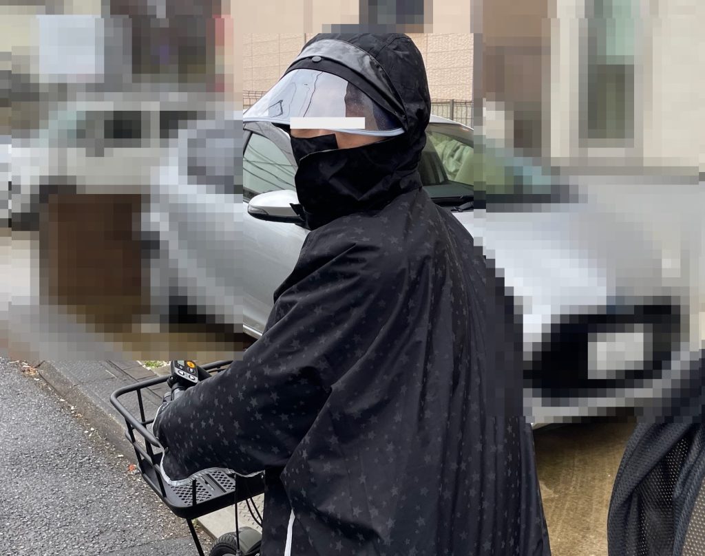 自転車に乗って後ろを確認している写真。