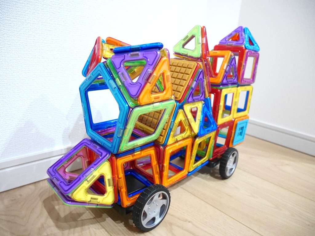 マグフォーマーでつくった大型作品の写真。4階建てでもこわれません