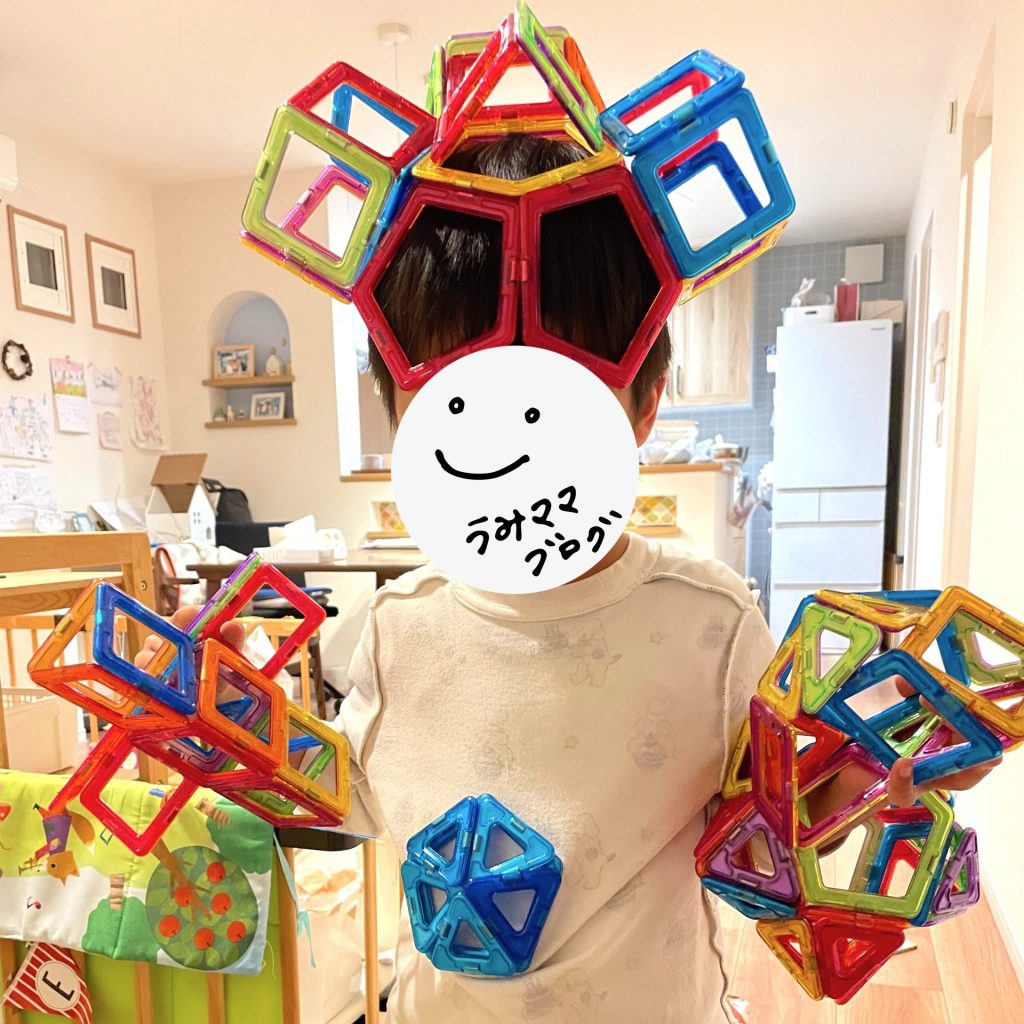 5歳息子がマグフォーマーで作ったウルトラマンアイテムの写真。