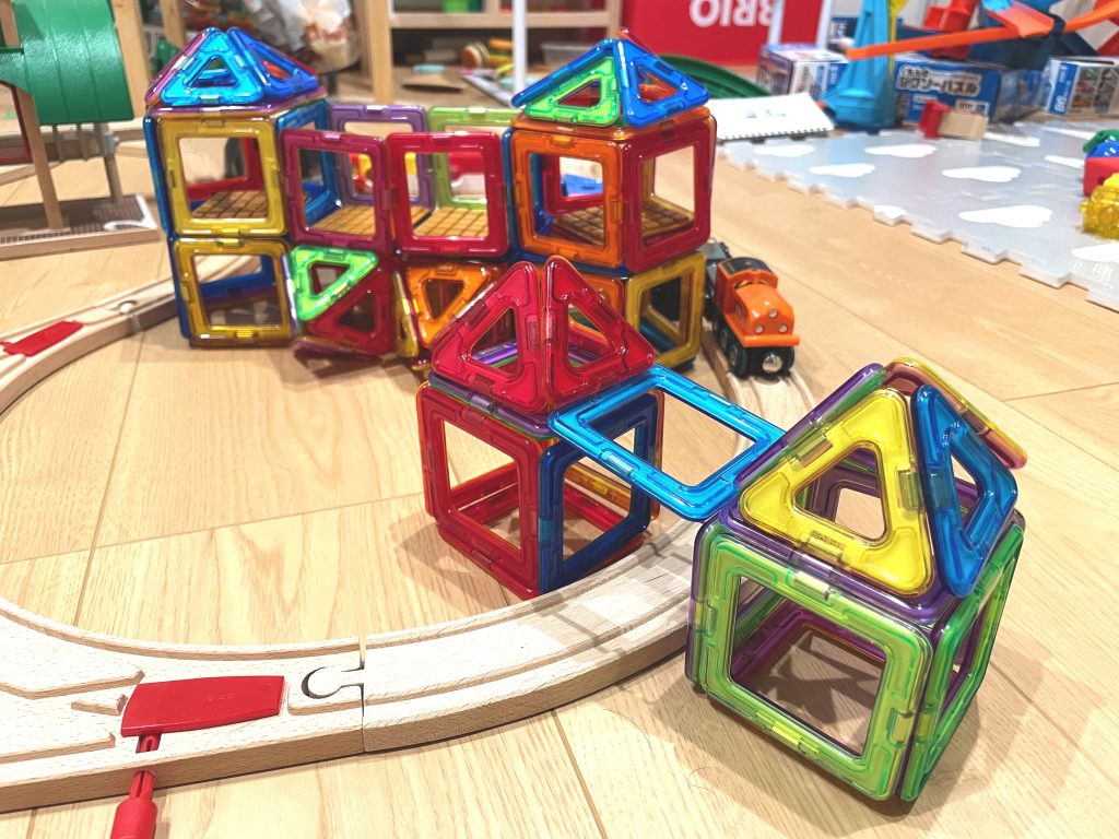 BRIOと、マグフォーマーでつくった駅の写真