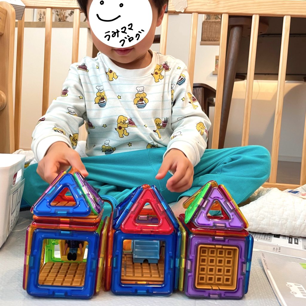 マグフォーマーで小さな家を3つ並べている2歳終わり頃の息子の写真