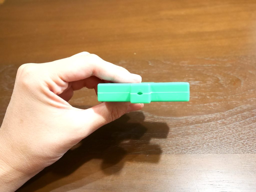 マグフォーマーに空いている小さい穴の写真