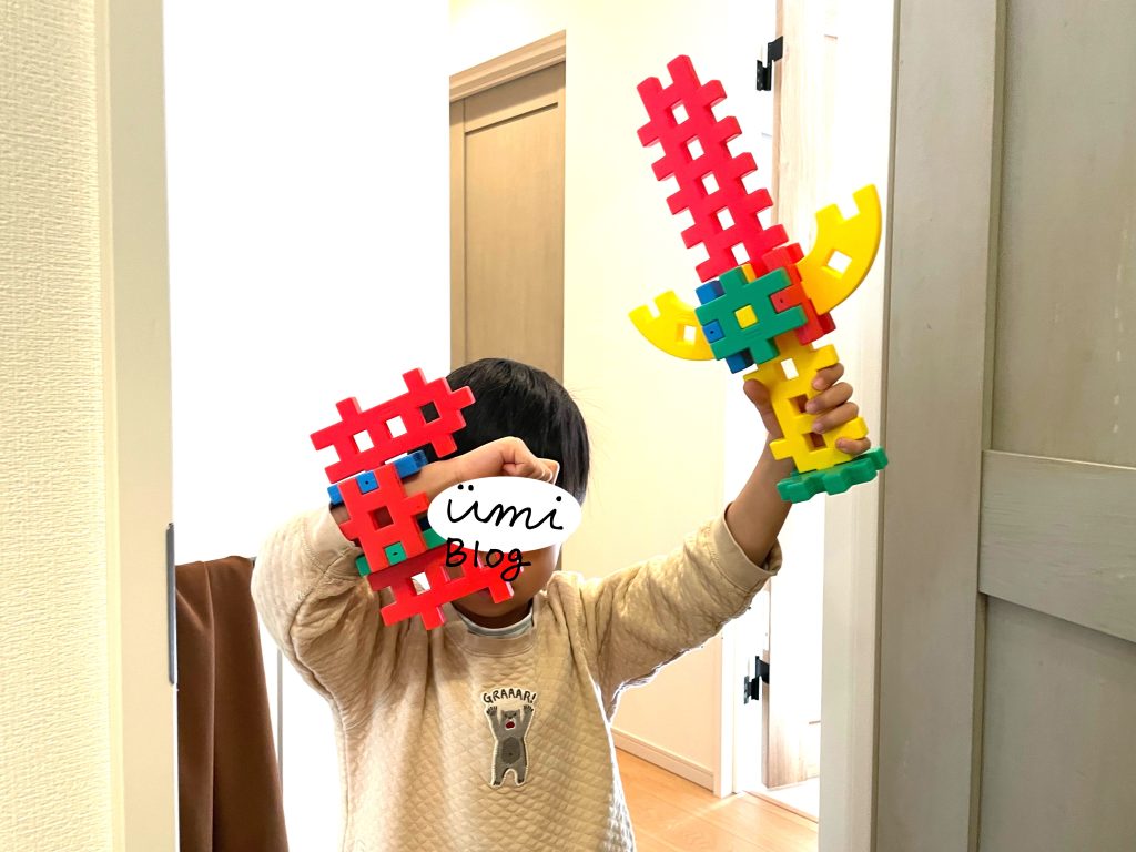 ニューブロックでつくった剣と盾を身につけている息子の写真