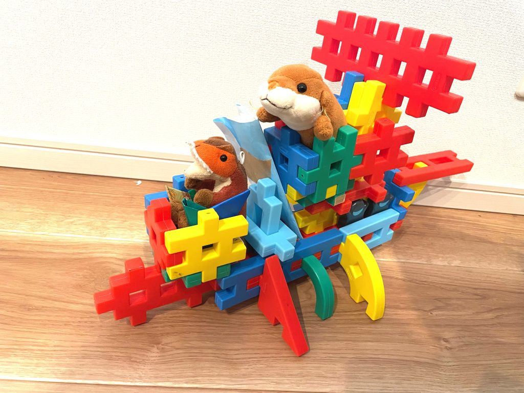 5歳息子がマグフォーマーでつくった郵便線の写真