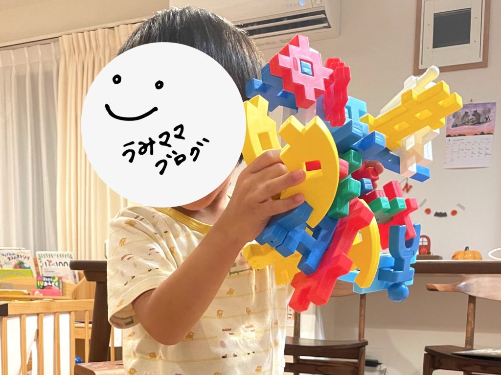 3歳ころ、マグフォーマーで自由につなげた芸術作品をつくった息子の写真