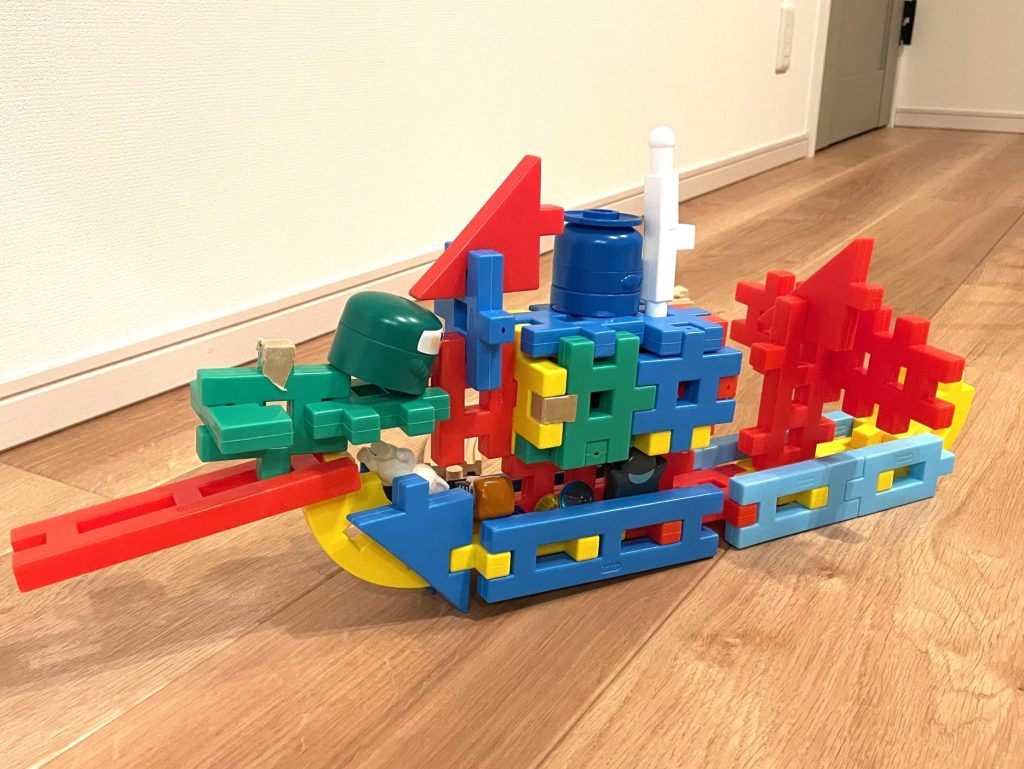 5歳息子がマグフォーマーでつくった海賊船の写真